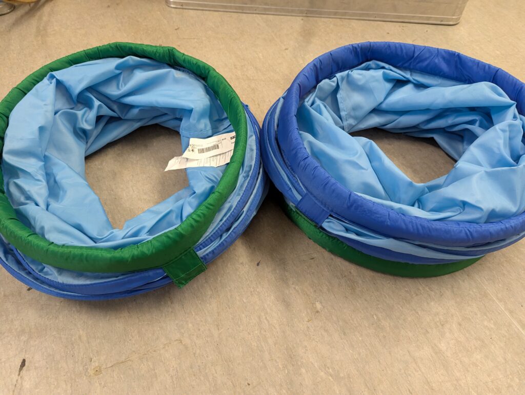 2 blaue Kriechtunnel für Kinder