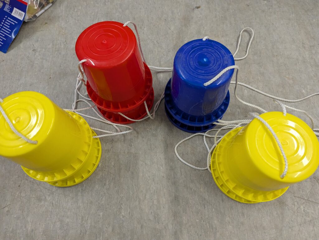 4 Paar Dosenstelzen in gelb, blau, rot