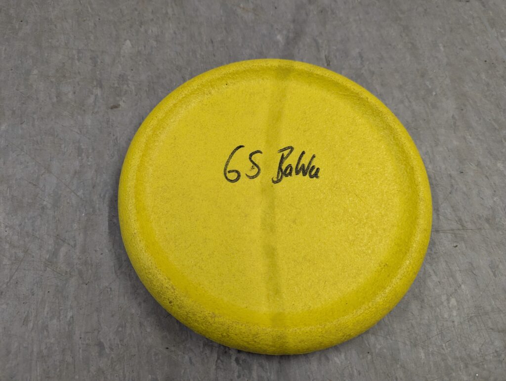 Gelbes Frisbee aus Schaumstoff, Aufschrift GS BaWu